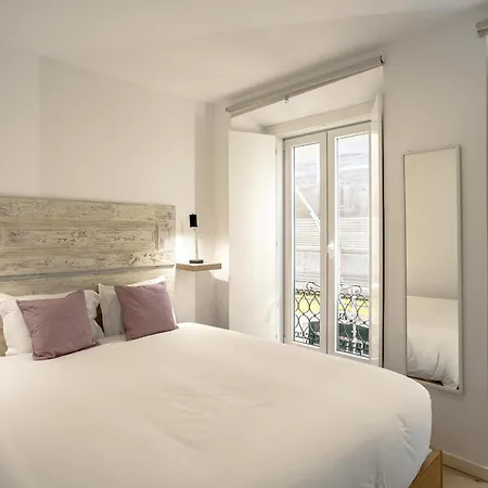 Downtown Modern By Homing Daire