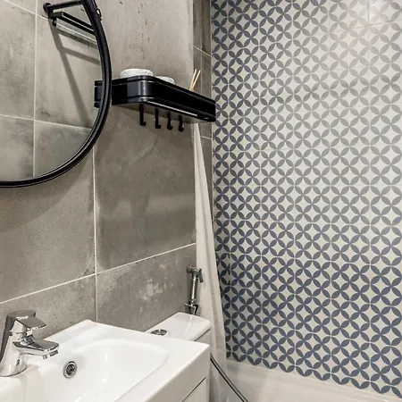 Downtown Modern By Homing Daire